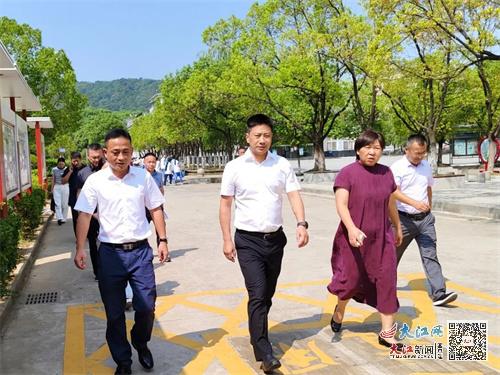 湖口县委副书记 县长陈洋到湖口二中开展教师节走访慰活动问并督导食品安全工作